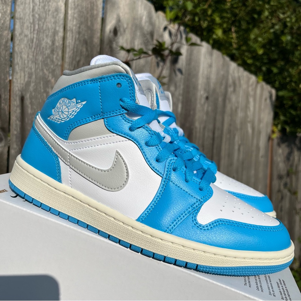 Women Nike air Jordan 1 mid powder blue size 9